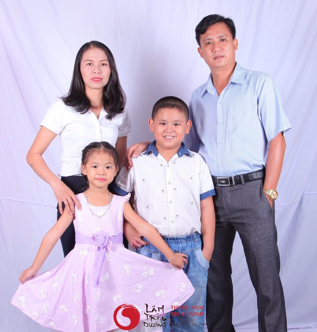 Bùi Văn Trúc cùng vợ và 2 con