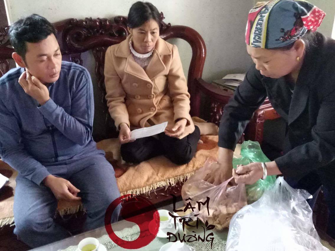 Mẹ vợ anh Bùi Văn Trúc bốc thuốc cho bệnh nhân